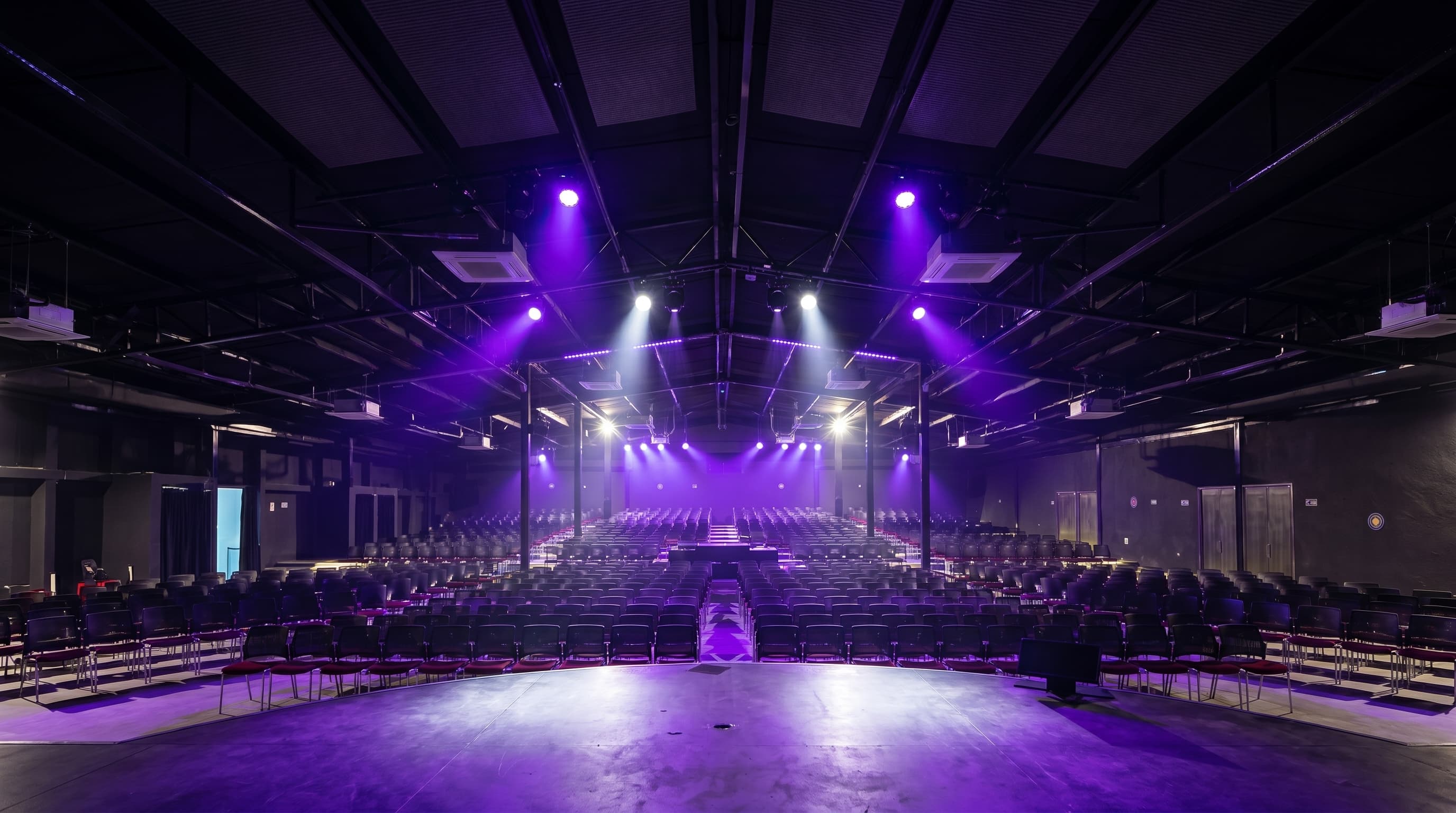 Auditorium — escenario con iluminación profesional púrpura